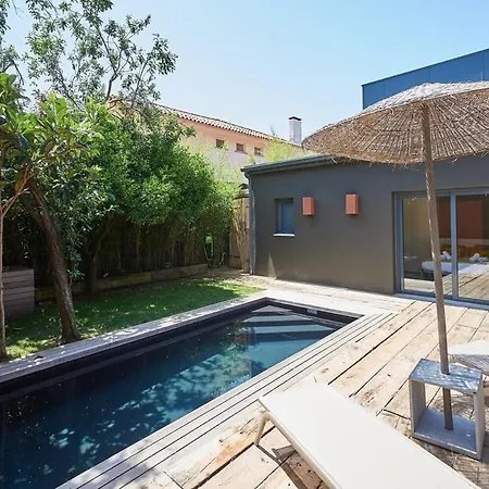 Oasis - W Pool Near Centre Віавіа